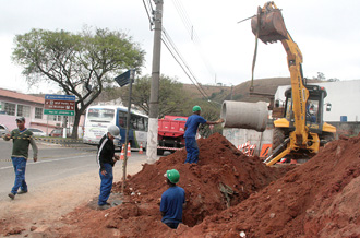 Portal de Notcias PJF | Nova Juiz de Fora - PJF trabalha em construo de rede de drenagem na Avenida Independncia | SO - 12/8/2010